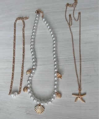 Tres collares veraniegos dorados y blancos
