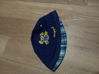 Gorra de bebé azul con dibujo