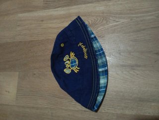 Gorra de bebé azul con dibujo