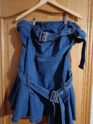 Vestido vaquero con cinturón y falda plisada