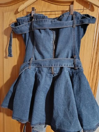 Vestido vaquero con cinturón y falda plisada