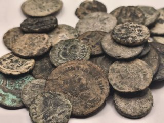Lote de más de 40 monedas antiguas admite limpieza