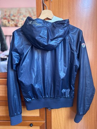 Cazadora bomber azul con capucha