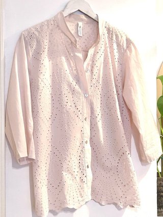 Blusa beige bordada talla 44