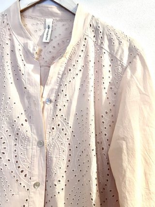 Blusa beige bordada talla 44