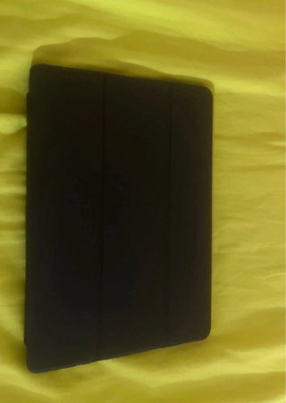 Tablet con lápiz y funda gris