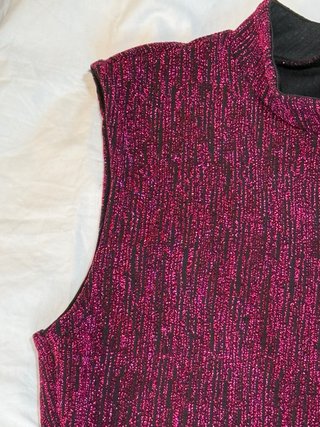 Top sin mangas morado y negro