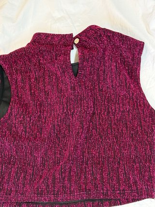 Top sin mangas morado y negro