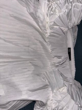 Vestido Zara blanco volantes y plisado