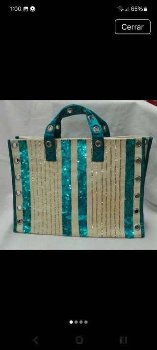 Bolso de lona con lentejuelas está forrado