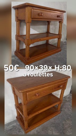 Mesa auxiliar de madera con ruedas