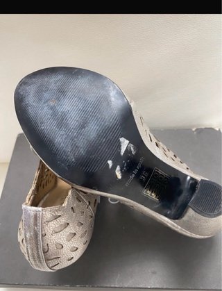 Tacones plateados con cordones y calados