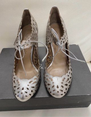 Tacones plateados con cordones y calados