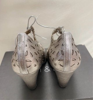 Tacones plateados con cordones y calados