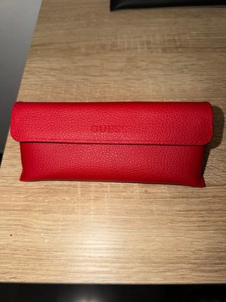Estuches de gafas Guess (2 negros, 2 rojos)