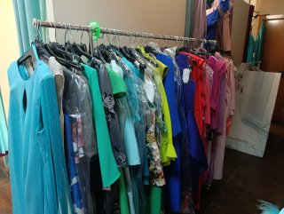 Vestido de fiesta lila con plumas