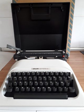 Máquina de escribir Olivetti Lettera 10