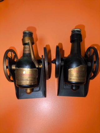 2 cannoni in miniatura con bottiglie Courvoisier