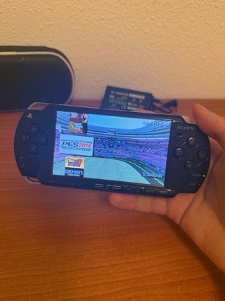 Sony PSP 2000 Negra + Cargador