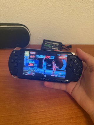 Sony PSP 2000 Negra + Cargador