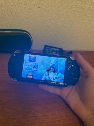 Sony PSP 2000 Negra + Cargador