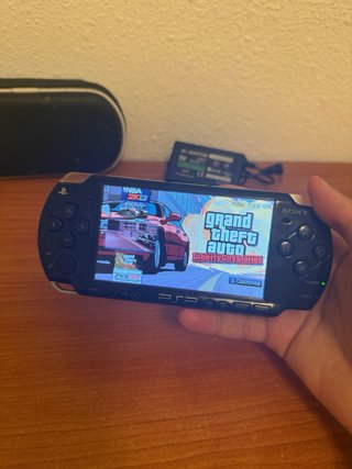 Sony PSP 2000 Negra + Cargador