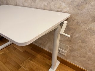 Escritorio elevable de la marca Ikea, color blanco