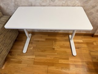 Escritorio elevable de la marca Ikea, color blanco