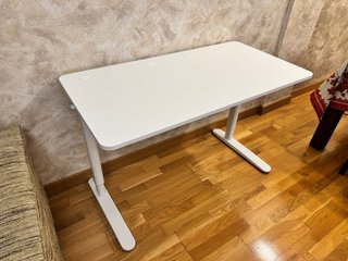 Escritorio elevable de la marca Ikea, color blanco