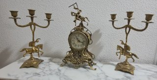 Conjunto de bronce: reloj y candelabros