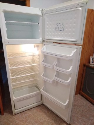 Frigorífico blanco con congelador superior