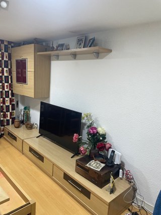 Mueble de salón madera y cristal.