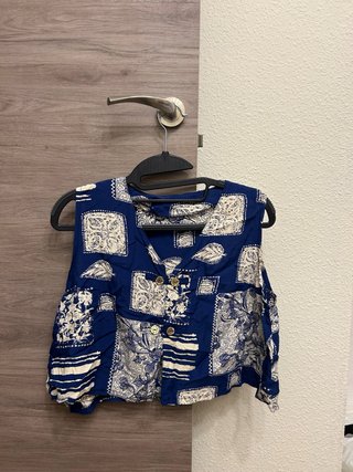 Top estampado azul y blanco