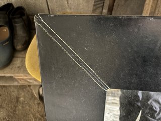 Espelho preto com moldura decorada