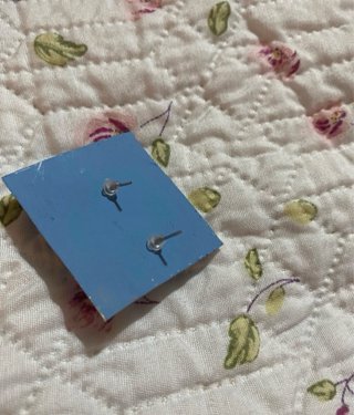Pendientes de perlas doradas y blancas