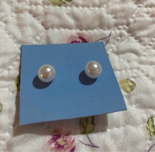 Pendientes de perlas doradas y blancas