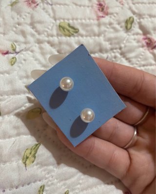 Pendientes de perlas doradas y blancas