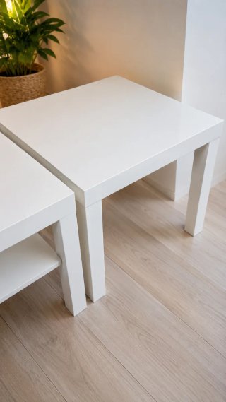 Mesa auxiliar blanca de madera