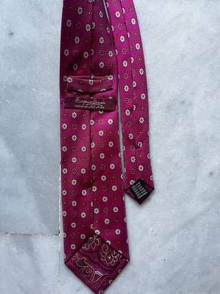 Corbata fucsia detalles florales