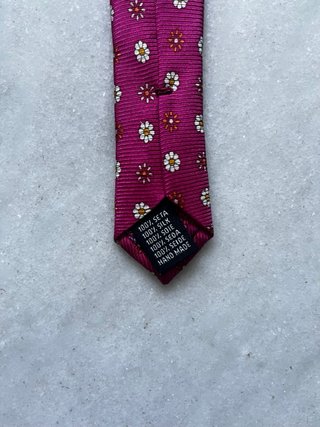Corbata fucsia detalles florales