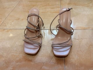 Sandalias de tacón con tiras y pedrería