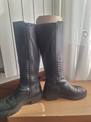 Botas altas de piel negras