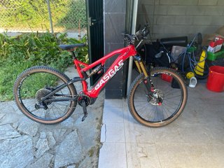 Bicicleta de montaña GASGAS roja