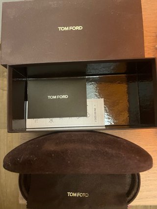 Caja y funda gafas Tom Ford marrones
