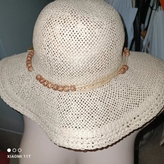 Sombrero de paja beige con flores