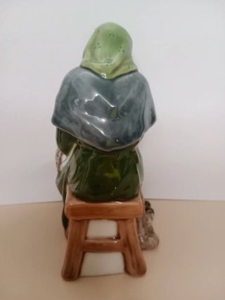 Figura porcelana G. BONGERA anciana tejiendo