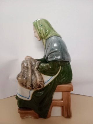 Figura porcelana G. BONGERA anciana tejiendo