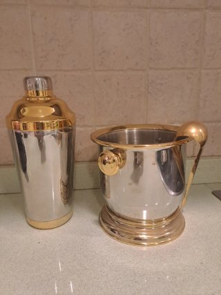 Coctelera y cubitera dorada
