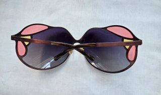 Gafas de sol marrones con detalles rosa y amarillo