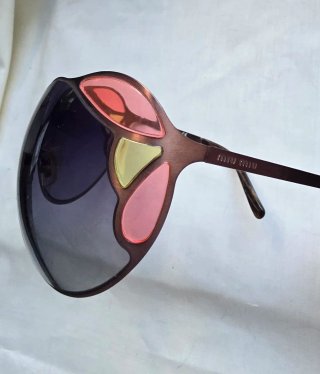 Gafas de sol marrones con detalles rosa y amarillo